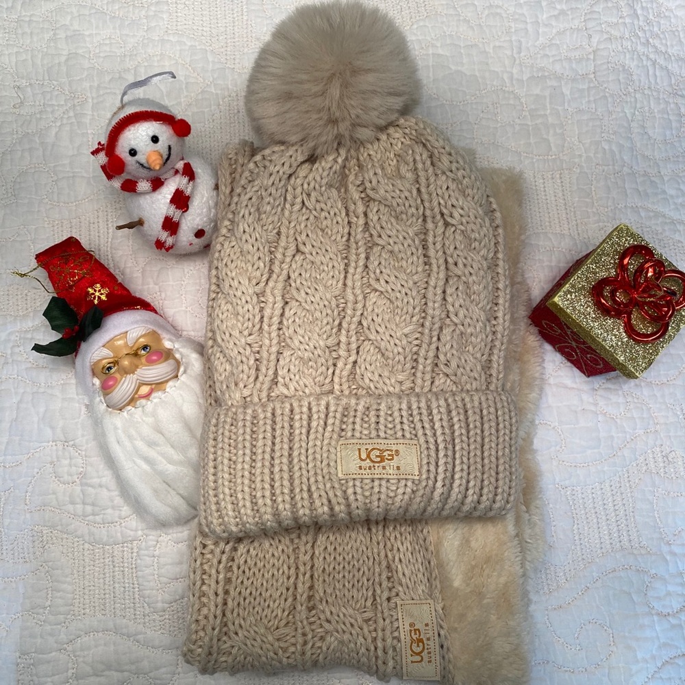Ugg 2pc hat and scarf set